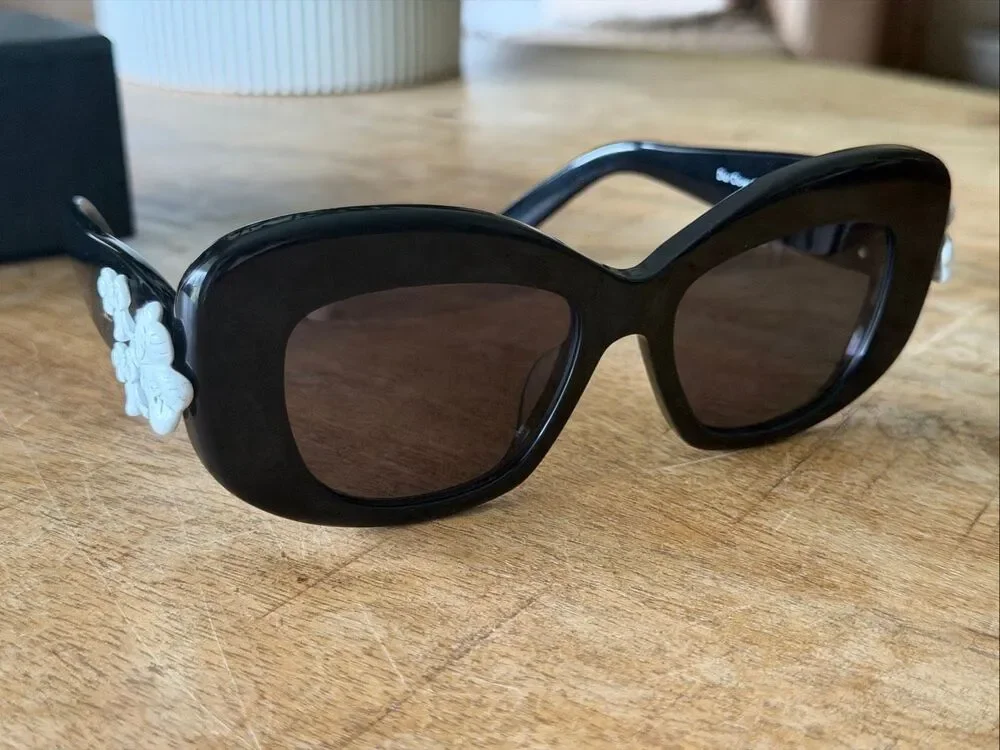 Fashion Oversized Sunglasses with Case – Like New